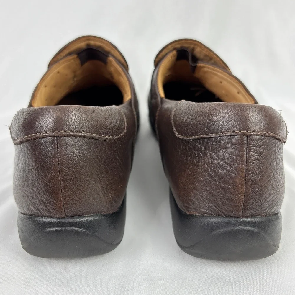 Clarks Unstructured Brown Leather Slip-On Comfort Shoes Womens 8.5 Button Detail